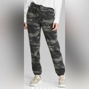 Wild fable green camo sweatpants